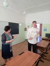 Кипоть Н.Н. вручает диплом