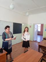 Кипоть Н.Н. вручает диплом